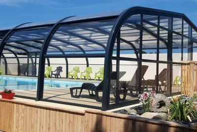 Camping Les Vergers de Squividan - Überdachter Pool auf dem Campingplatz