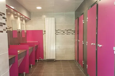 Camping Les Violettes - Sanitärgebäude mit Waschbecken, Spiegel, Toiletten und Duschen