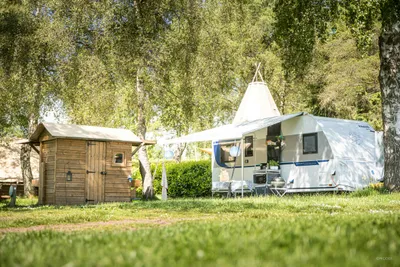 Camping Les Volcans - Wohnmobil auf  Standplatz unter Bäumen auf dem Campingplatz