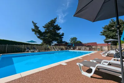 Camping Les Volcans - Poolbereich auf dem Campingplatz