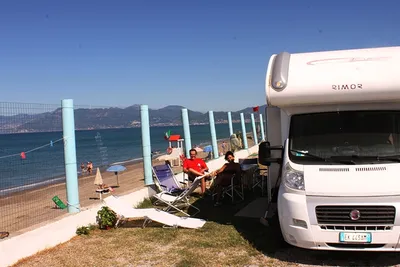 Camping Lido di Salerno - Camper sitzen vor dem Wohnmobil  mit Blick auf das Meer