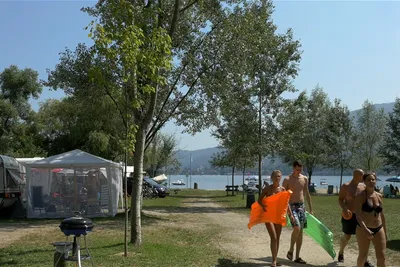 Camping Lido Toce - Zeltplatz auf der Campingplatzanlage mit Blick auf den See