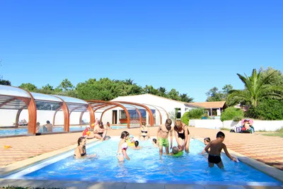 Camping L’Ile Blanche  -  Camper im Kinderbecken am Pool vom Campingplatz