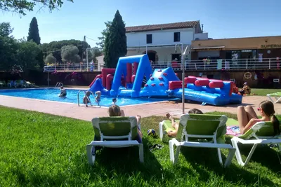 Camping Lloret Blau - Pool mit Spielanlage auf dem Campingplatz