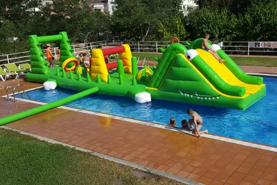 Camping Lloret Blau - Spielende Kinder auf der Wasserrutsche im Pool