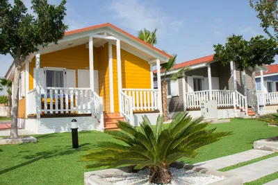 Camping Lo Monte - Mobilheimen  auf der Wiese auf dem Campingplatz