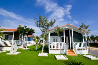 Camping Lo Monte  - Mobilheim mit Veranda auf dem Campingplatz