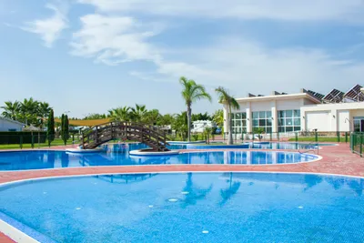 Camping Lo Monte - Pool mit Brücke auf dem Campingplatz 