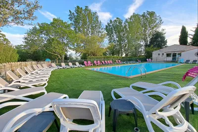 Camping L'Oasis du Verdon - Pool im Freien mit Liegestühlen auf dem Campingplatz