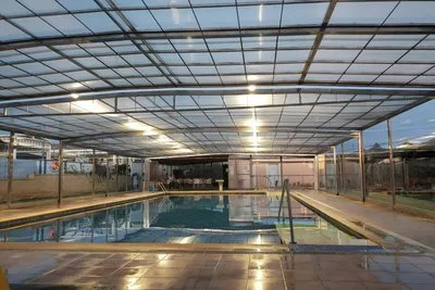 Camping Los Delfines - Überdachter Pool auf dem Campingplatz