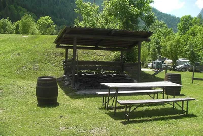 Camping Lou Dahu - Sitzgelegenheiten und Holzpavillon auf dem Campingplatz
