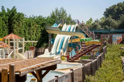 Yelloh! Village Luberon Parc  - Rutschen im Wasserpark des Campingplatzes
