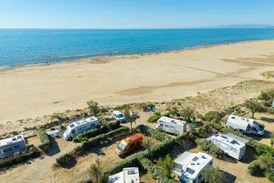 Camping Les Ayguades  - Luftaufnahme der Standplätze direkt am Strand