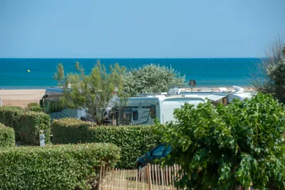 Camping Les Ayguades - Blick auf die Standplätze am Strand