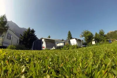 Camping Madulain - Standplätze im Grünen auf dem Campingplatz