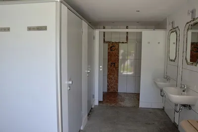 Camping Maier - Innenraum des Sanitärgeländes mit Duschkabinen und Waschbecken