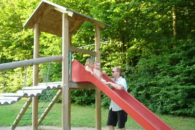 Camping Main-Spessart-Park  -  Camper auf dem Spielplatz vom Campingplatz