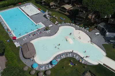 Camping Malibu Beach  - Pool mit Liegestühlen und Sonnenschirmen auf dem Campingplatz --