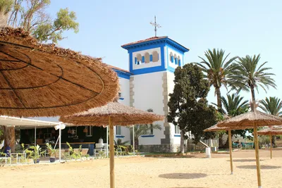 Camping Mar Menor - Sonnenschirmen und Strand auf dem Campingplatz