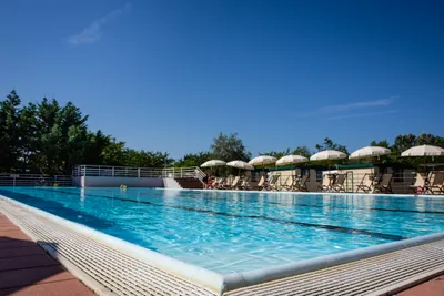 Camping Mare e Sole - Freibad mit Liegestühlen und Sonnenschirmen