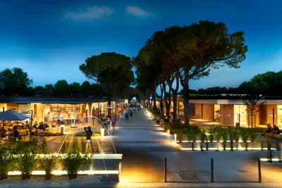 Camping Marina di Venezia  - beleuchteter Gehweg auf dem Campingplatz am Abend