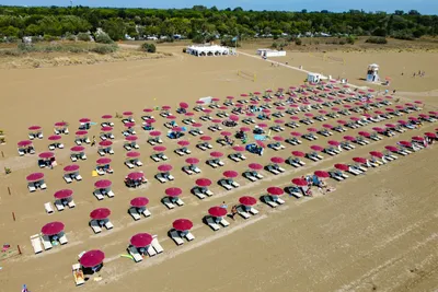 Camping Marina di Venezia - Luftaufnahme des Strandes mit Sonnenschirmen und Liegestühlen