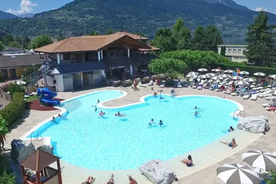 Camping Mario Village  - Pool im Freien mit Liegestühlen und Sonnenschirmen