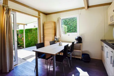 Camping Marius  - Küche und Essbereich im Mobilheim vom Campingplatz