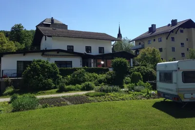 Camping Martina - Haupthaus und Rezeption, im Hintergrund die Burg Golling und Kirche