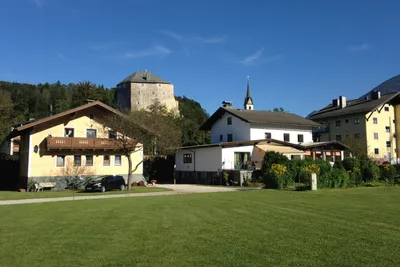Camping Martina - modernes Waschgebäude (gelbes Haus mit Balkon) auf dem Campingplatz