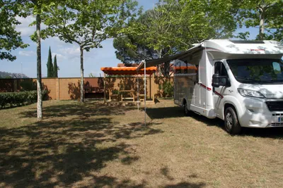 Yelloh! Village Mas Sant Josep  -  Stellplatz vom Campingplatz zwischen Bäumen