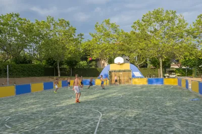 Yelloh! Village Mas Sant Josep  -  Camper auf dem Sportplatz für Fußball und Basketball vom Campingplatz