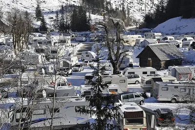 Camping Mauterndorf - Schneebedecktes Wohnmobil auf dem Campingplatz