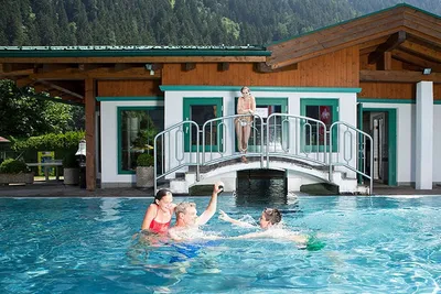 Camping Mayrhofen - Pool mit Blick auf die Berge