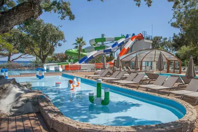 Camping Merendella - Campingplatzgelände mit Kinderbecken und Sonnenschirmen