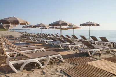 Camping Merendella - Liegestühle und Sonnenschirme am Strand