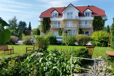 Camping Meridian - Rezeption und Garten auf dem Campingplatz