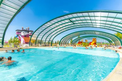 Camping du Centre de Loisirs - Teilüberdachter Pool auf dem Campingplatz