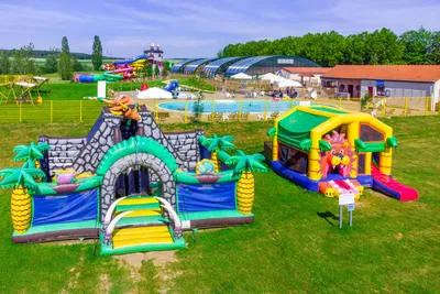 Camping du Centre de Loisirs - Hüpfburgen auf dem Campingplatz