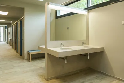 Camping Miramar -  Sanitärgebäude mit Waschbecken, Spiegel, Toiletten und Duschen