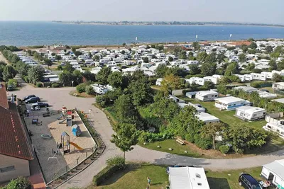 Camping Miramar  - Blick auf den Spielplatz und den Wohnwagen- und Zeltstellplatz vom Campingplatz