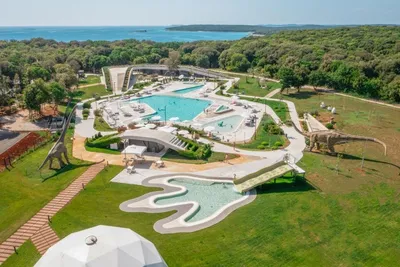 Camping Mon Perin - Luftaufnahme des Wasserparks auf dem Campingplatz