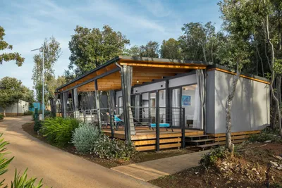 Camping Mon Perin - Außenansicht eines Mobilheims mit überdachter Veranda