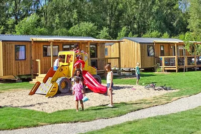 Camping Monte Cristo - Kleiner Kinderspielplatz vor den Mobilheimen
