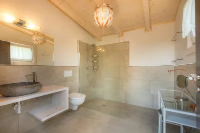 LernCamping Moosbauer  - Innenansicht vom privaten Sanitärhaus 