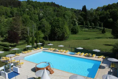 Camping Le Moulin de Serre  -  Pool vom Campingplatz mit Sonnenschirmen und Liegestühlen