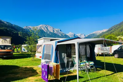 Camping Muglin - Wohnmobil- und  Wohnwagenstellplätze  auf der Wiese mit Blick auf die Berge
