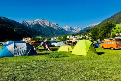 Camping Muglin - Übersicht auf das gesamte Campingplatz Gelände  mit Blick auf die Berge