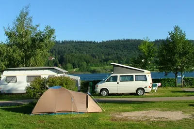 Camping Municipal de Saint-Point-Lac - Zeltplatz mit Stellplätzen im Hintergrund