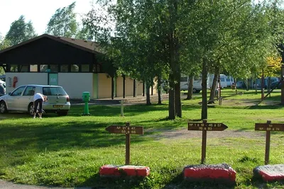Camping Municipal de Saint-Point-Lac - Blick auf den grünen Campingplatz
